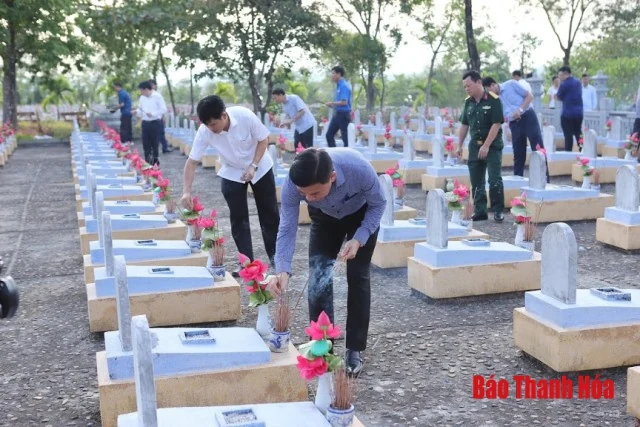 Đoàn đại biểu tỉnh Thanh Hóa viếng Đại tướng Võ Nguyên Giáp và các anh hùng liệt sĩ tại các nghĩa trang tỉnh Quảng Bình và Quảng Trị