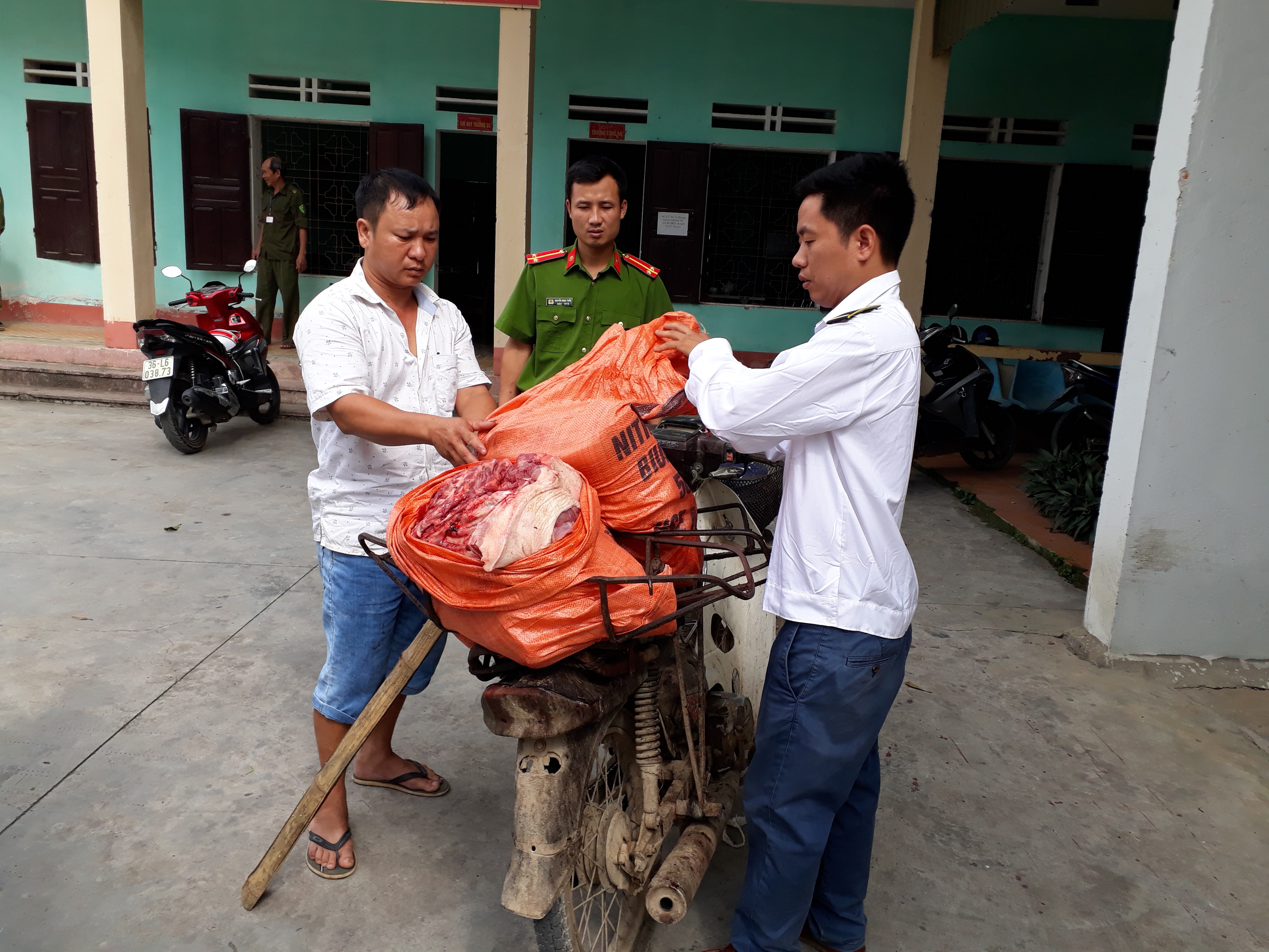 Huyện Vĩnh Lộc bắt giữ 54 kg thịt lợn không rõ nguồn gốc