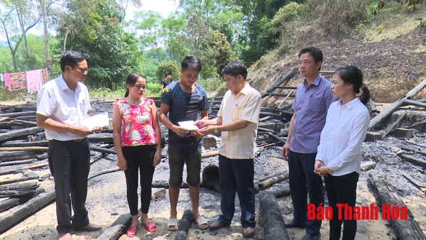 Thăm hỏi động viên gia đình bị cháy nhà tại xã Giao Thiện (Lang Chánh)