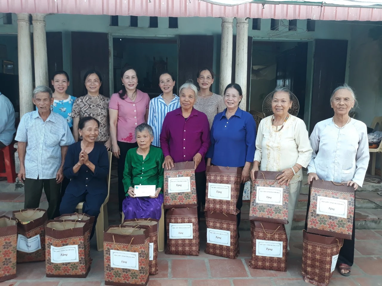 Hội LHPN tỉnh Quảng Nam thăm, tặng quà cho các gia đình chính sách tại tỉnh Thanh Hóa