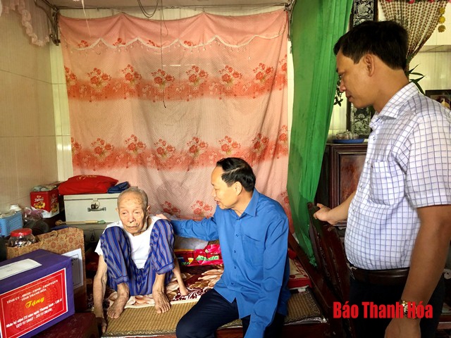 Đồng chí Chủ nhiệm Ủy ban Kiểm tra Tỉnh ủy thăm, tặng quà các gia đình chính sách huyện Nga Sơn