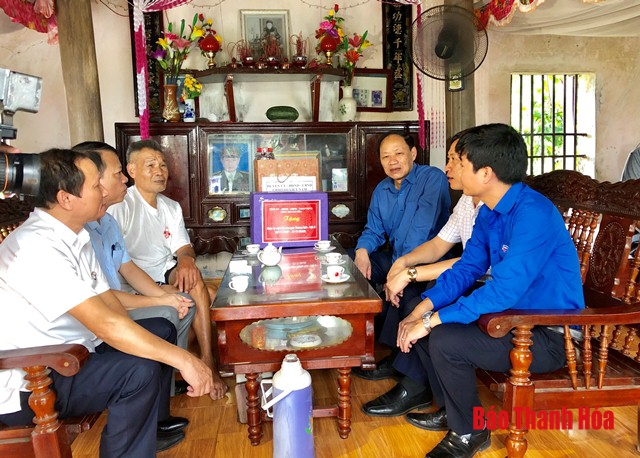 Đồng chí Chủ nhiệm Ủy ban Kiểm tra Tỉnh ủy thăm, tặng quà các gia đình chính sách huyện Nga Sơn