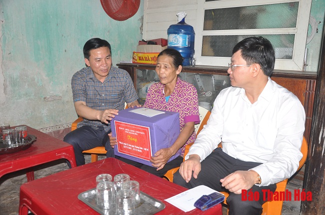 Đồng chí Phó Bí thư Thường trực Tỉnh ủy, Trưởng Đoàn ĐBQH tỉnh thăm, tặng quà các gia đình chính sách tại TP Sầm Sơn và huyện Yên Định