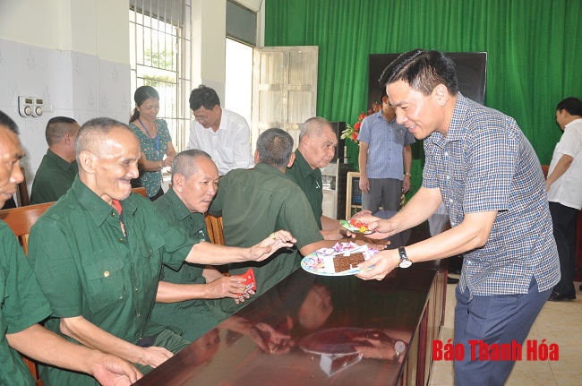 Đồng chí Phó Bí thư Thường trực Tỉnh ủy, Trưởng Đoàn ĐBQH tỉnh thăm, tặng quà các gia đình chính sách tại TP Sầm Sơn và huyện Yên Định