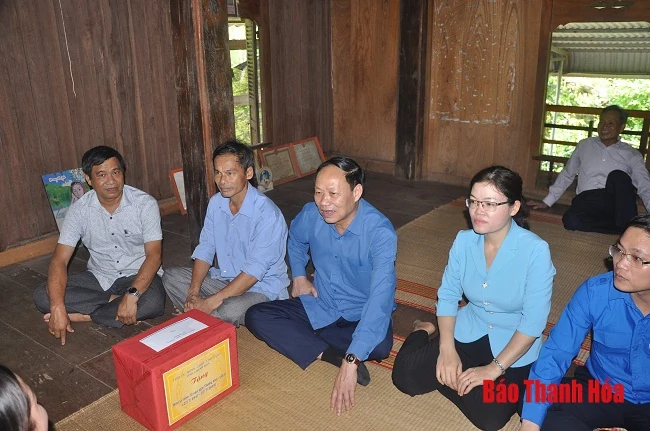 Đồng chí Chủ nhiệm Ủy ban Kiểm tra Tỉnh ủy viếng các liệt sĩ tại Khu Di tích Lịch sử cách mạng hang Co Phường