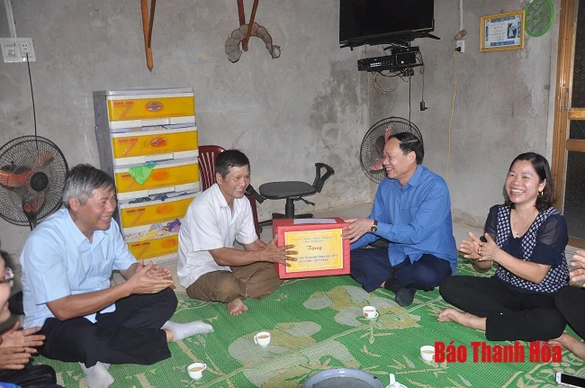 Đồng chí Chủ nhiệm Ủy ban Kiểm tra Tỉnh ủy viếng các liệt sĩ tại Khu Di tích Lịch sử cách mạng hang Co Phường