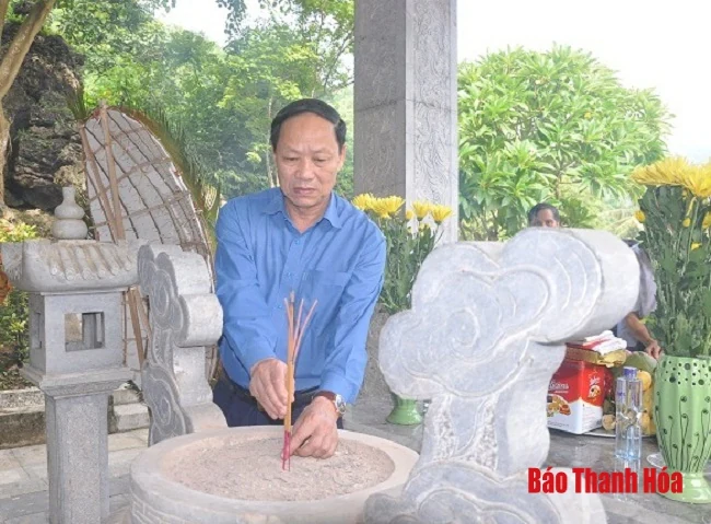 Đồng chí Chủ nhiệm Ủy ban Kiểm tra Tỉnh ủy viếng các liệt sĩ tại Khu Di tích Lịch sử cách mạng hang Co Phường