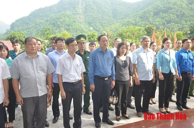 Đồng chí Chủ nhiệm Ủy ban Kiểm tra Tỉnh ủy viếng các liệt sĩ tại Khu Di tích Lịch sử cách mạng hang Co Phường