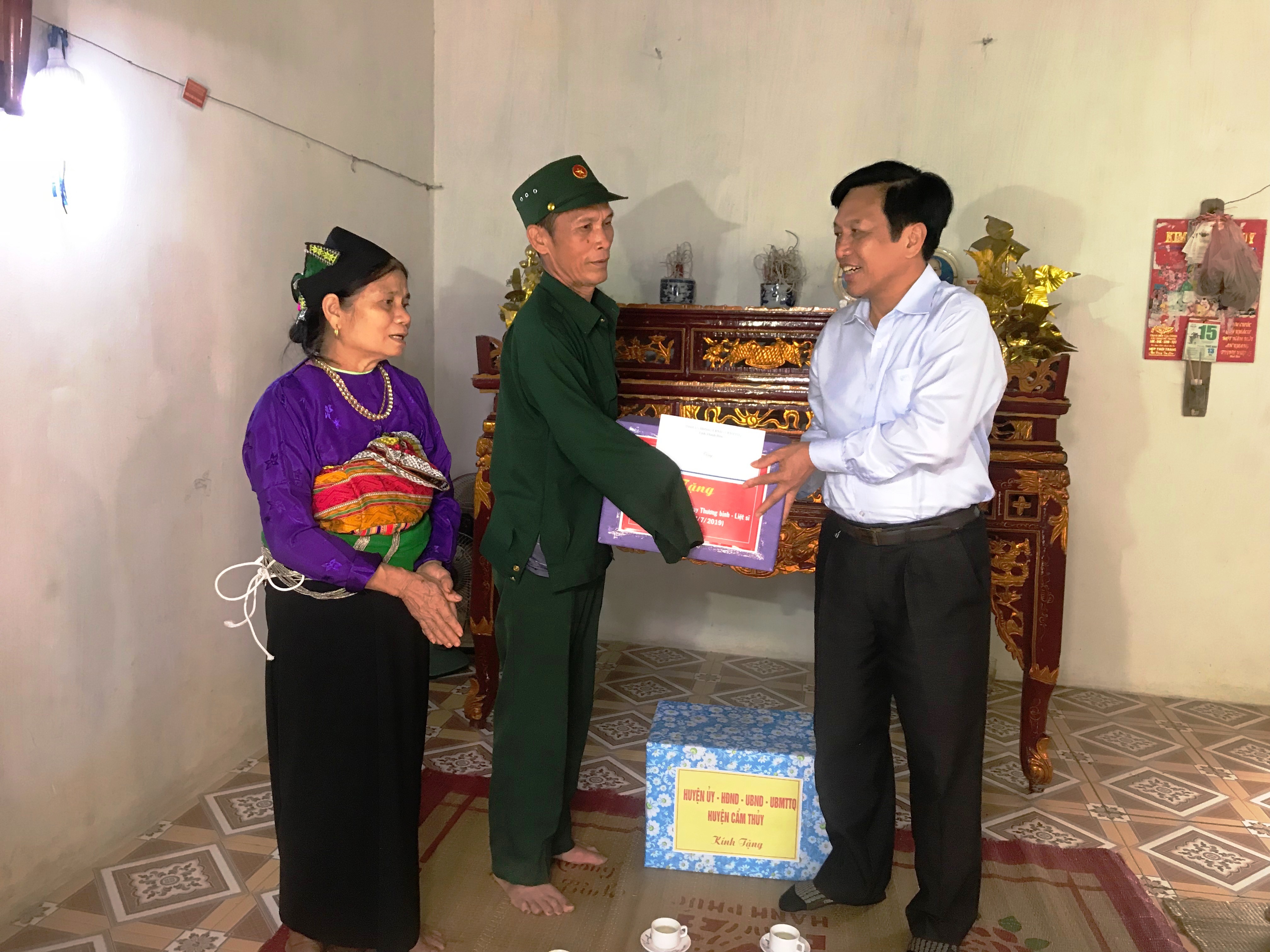Đồng chí Võ Duy Sang tặng quà các gia đình chính sách tại huyện Cẩm Thủy và Vĩnh Lộc