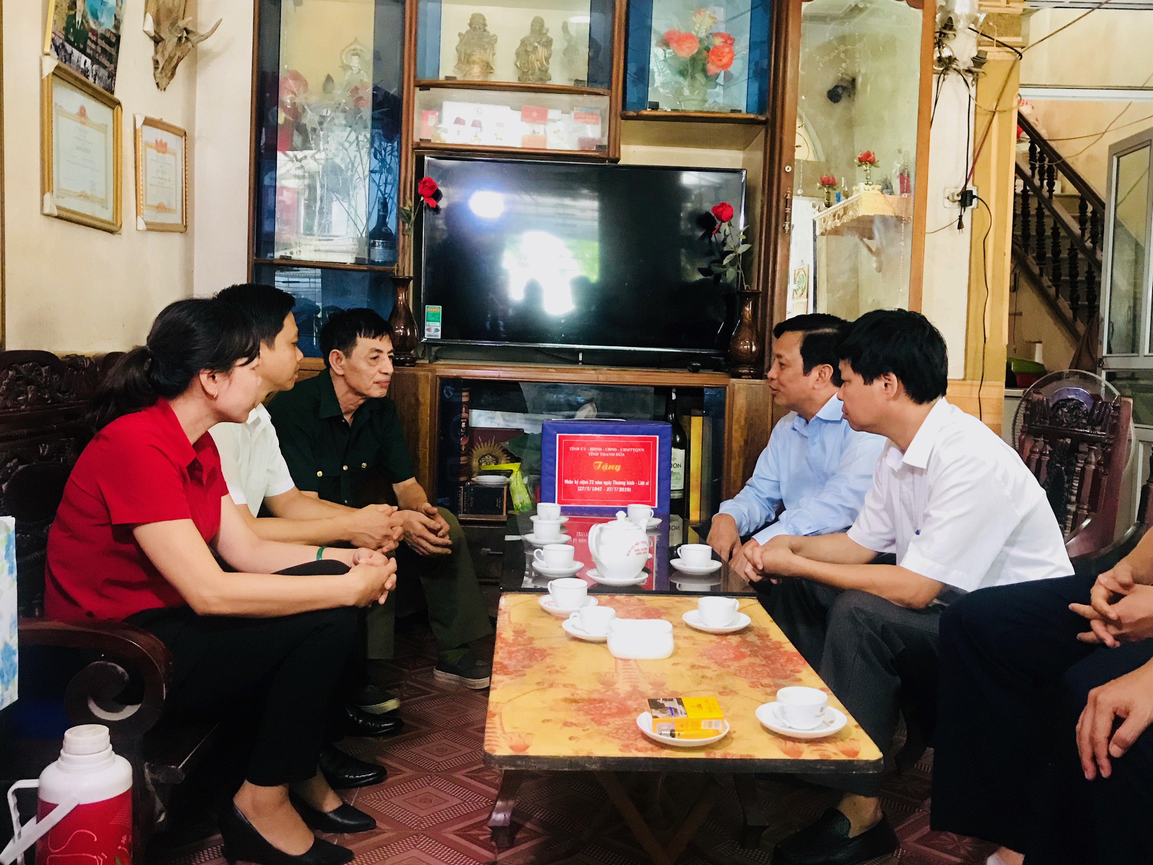 Đồng chí Võ Duy Sang tặng quà các gia đình chính sách tại huyện Cẩm Thủy và Vĩnh Lộc