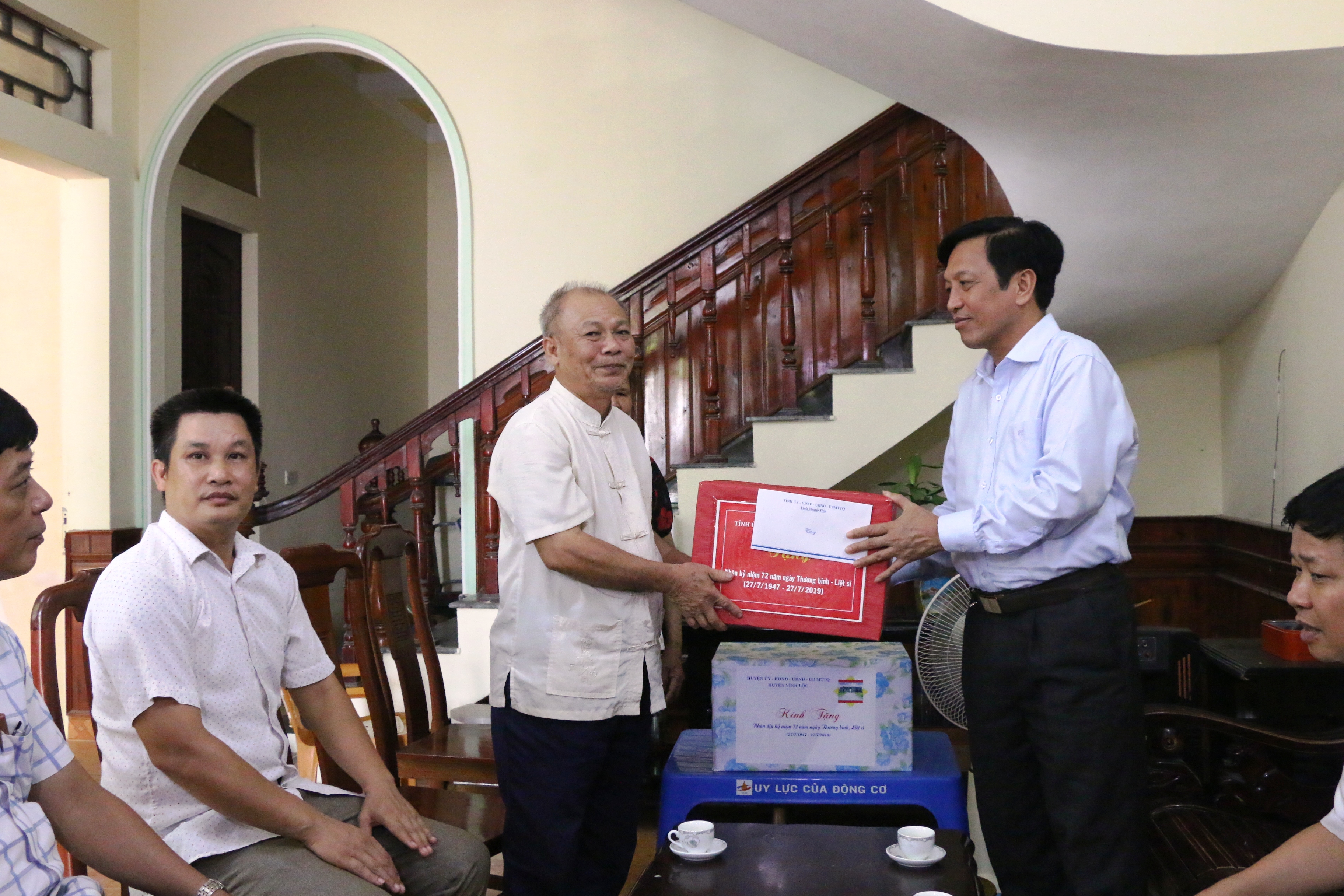 Đồng chí Võ Duy Sang tặng quà các gia đình chính sách tại huyện Cẩm Thủy và Vĩnh Lộc