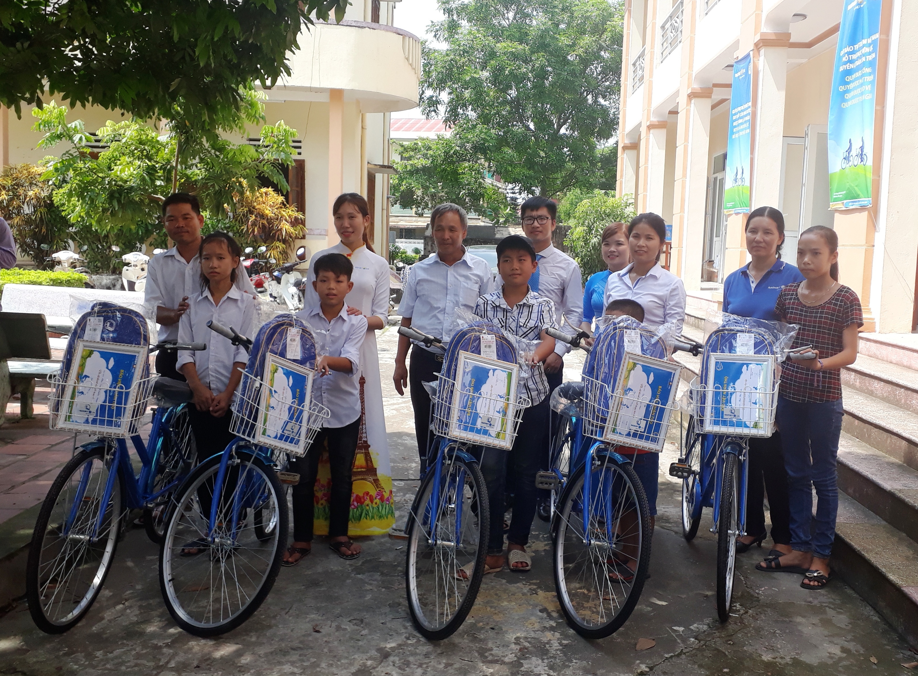 Bảo Việt Nhân thọ trao 10 xe đạp cho trẻ em nghèo hiếu học tại huyện Vĩnh Lộc
