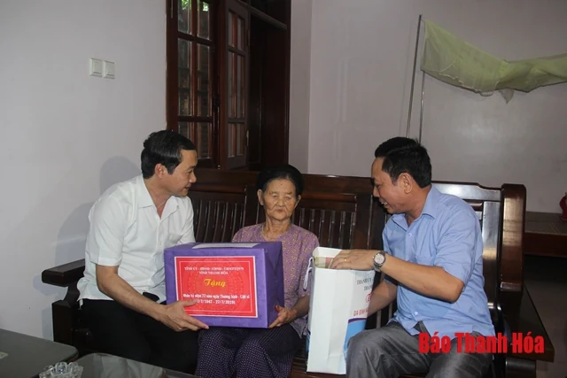 Đồng chí Đỗ Minh Tuấn, Phó Bí thư Tỉnh ủy thăm, tặng quà các gia đình chính sách trên địa bàn thị xã Bỉm Sơn và TP Thanh Hóa