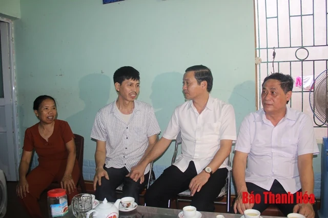 Đồng chí Đỗ Minh Tuấn, Phó Bí thư Tỉnh ủy thăm, tặng quà các gia đình chính sách trên địa bàn thị xã Bỉm Sơn và TP Thanh Hóa