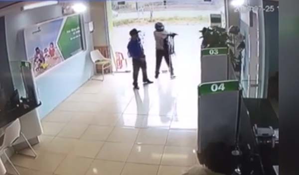 Bảo vệ ngân hàng kể lại giây phút nghẹt thở khi ngăn cản tên cướp có súng