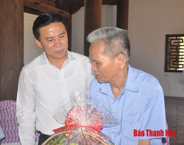 Đồng chí Phó Bí thư Thường trực Tỉnh ủy, Trưởng Đoàn ĐBQH tỉnh dâng hương tại Khu Di tích lịch sử cách mạng Yên Trường