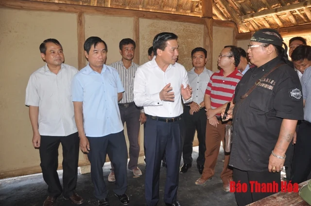 Đồng chí Phó Bí thư Thường trực Tỉnh ủy, Trưởng Đoàn ĐBQH tỉnh dâng hương tại Khu Di tích lịch sử cách mạng Yên Trường