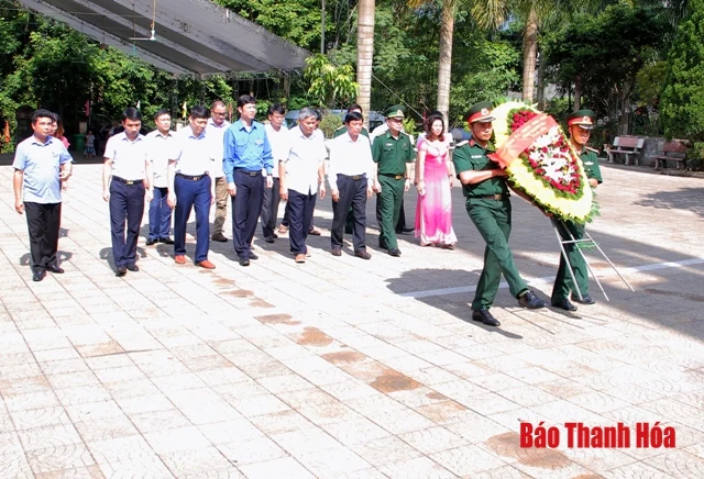 Đoàn đại biểu tỉnh Thanh Hóa viếng các Anh hùng liệt sỹ hy sinh tại mặt trận Vị Xuyên, tỉnh Hà Giang