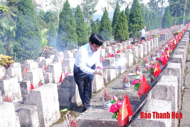 Đoàn đại biểu tỉnh Thanh Hóa viếng các Anh hùng liệt sỹ hy sinh tại mặt trận Vị Xuyên, tỉnh Hà Giang