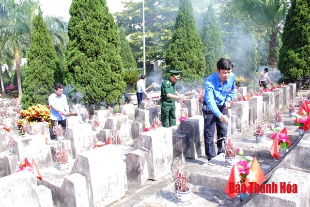 Đoàn đại biểu tỉnh Thanh Hóa viếng các Anh hùng liệt sỹ hy sinh tại mặt trận Vị Xuyên, tỉnh Hà Giang