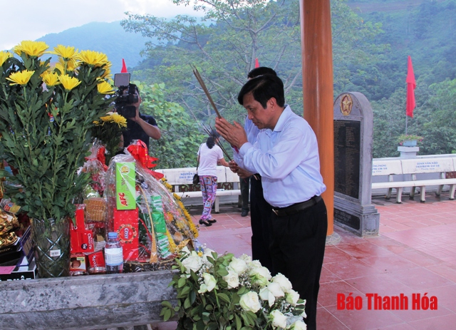 Đoàn đại biểu tỉnh Thanh Hóa viếng các Anh hùng liệt sỹ hy sinh tại mặt trận Vị Xuyên, tỉnh Hà Giang