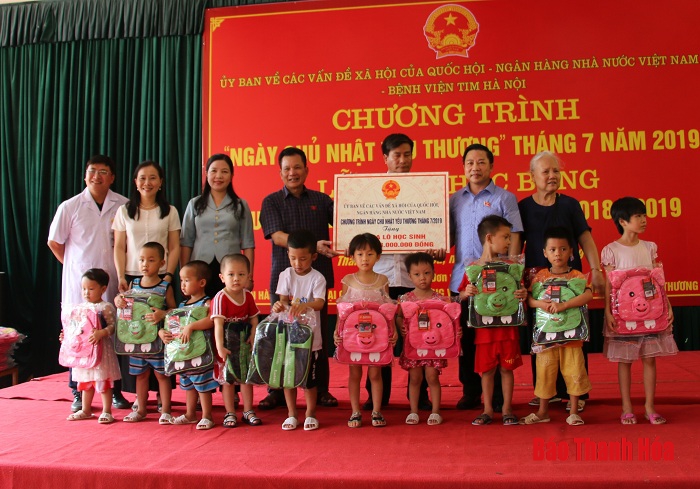 Chương trình “Ngày chủ nhật yêu thương” và trao học bổng “Ươm mầm tương lai” năm học 2018-2019