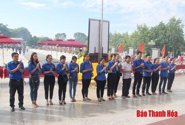 Đoàn Thanh niên Báo Thanh Hóa tri ân các anh hùng liệt sĩ và thăm, tặng quà các gia đình chính sách