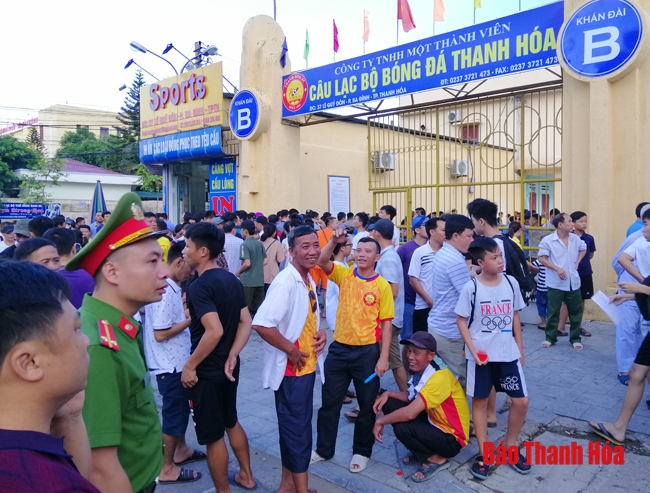 Sân Thanh Hóa đón “cơn sốt vé” và số lượng khán giả đông nhất kể từ đầu mùa
