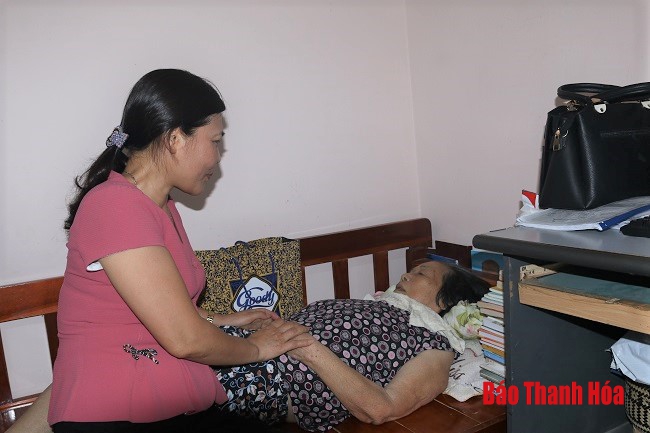 Công đoàn Báo Thanh Hóa trao quà cho gia đình chính sách và đoàn viên công đoàn có hoàn cảnh khó khăn