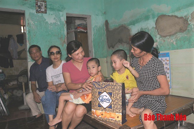 Công đoàn Báo Thanh Hóa trao quà cho gia đình chính sách và đoàn viên công đoàn có hoàn cảnh khó khăn