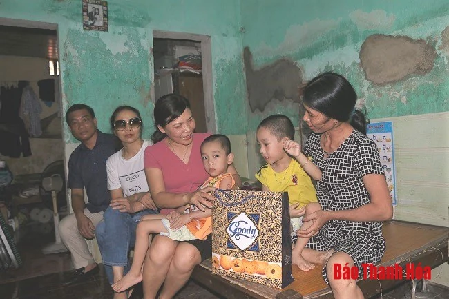 Công đoàn Báo Thanh Hóa trao quà cho gia đình chính sách và đoàn viên công đoàn có hoàn cảnh khó khăn