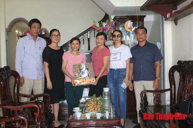 Công đoàn Báo Thanh Hóa trao quà cho gia đình chính sách và đoàn viên công đoàn có hoàn cảnh khó khăn