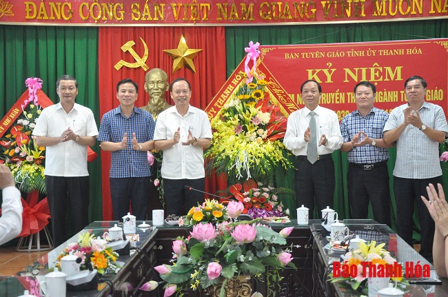 Các đồng chí lãnh đạo tỉnh chúc mừng ngành Tuyên giáo nhân ngày truyền thống