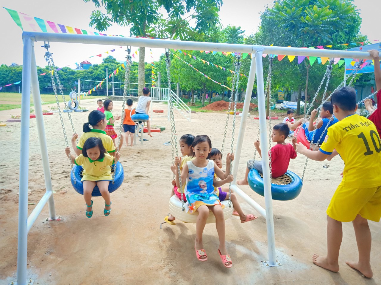 Xây dựng hàng chục khu vui chơi miễn phí cho trẻ em nông thôn