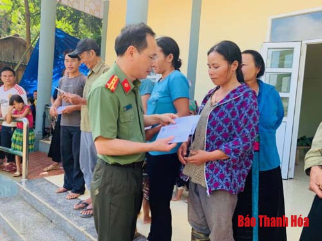 Cục truyền thông CAND trao gần 150 triệu đồng cho nhân dân vùng lũ 2 huyện Quan Sơn và Mường Lát