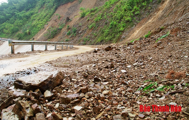Quốc lộ 16 qua huyện Quan Sơn đang bị sạt lở nghiêm trọng