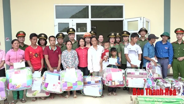 Đoàn thanh niên và Hội phụ nữ Công an tỉnh trao quà cho đồng bào vùng lũ huyện Mường Lát