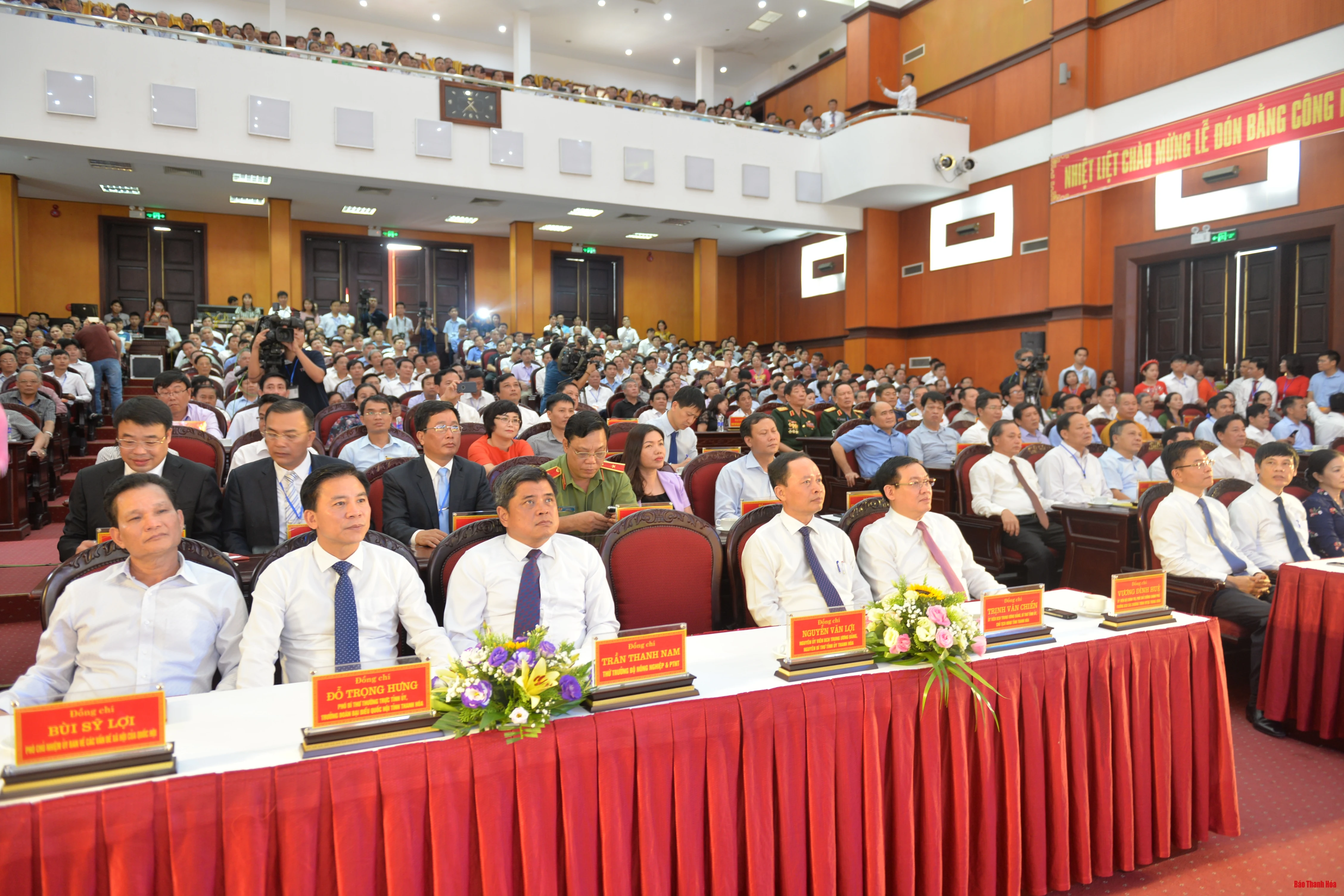 Quảng Xương đón Bằng công nhận huyện đạt chuẩn Nông thôn mới
