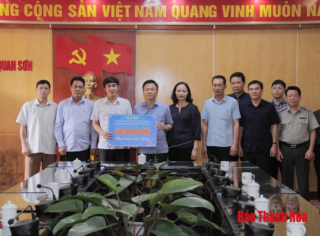 Bộ trưởng Bộ Tư pháp thăm, tặng quà đồng bào vùng lũ huyện Quan Sơn