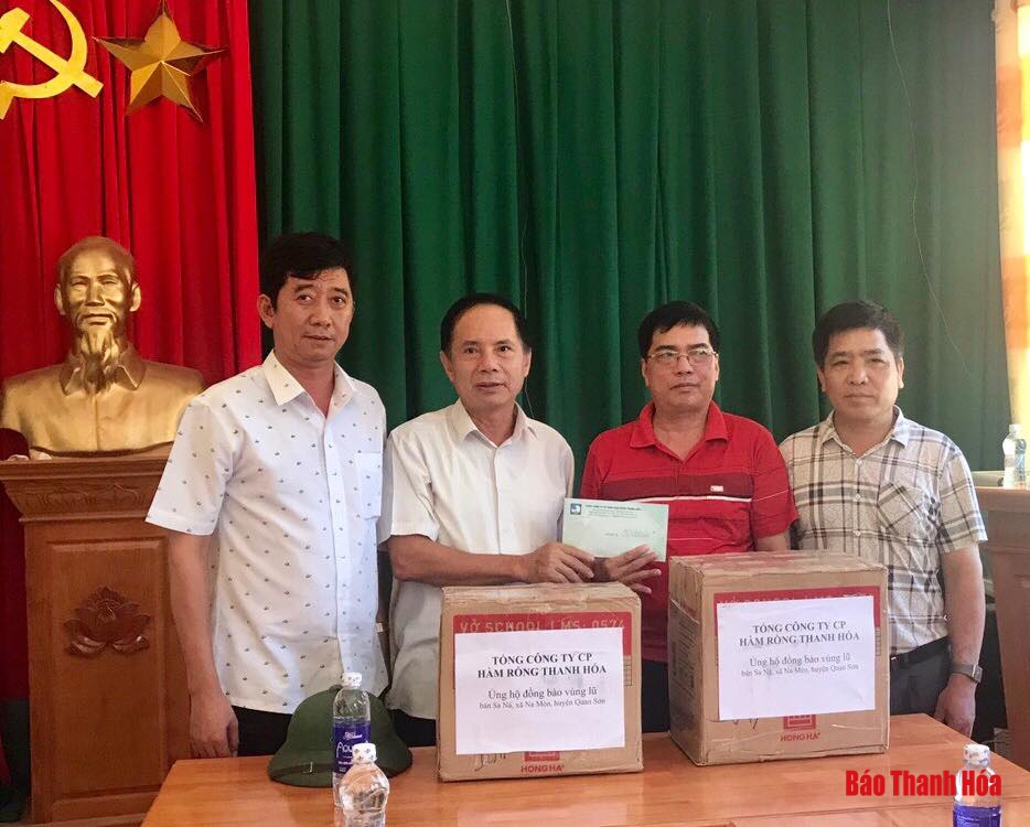 Tổng Công ty CP Hàm Rồng Thanh Hóa trao quà cho bà con vùng lũ