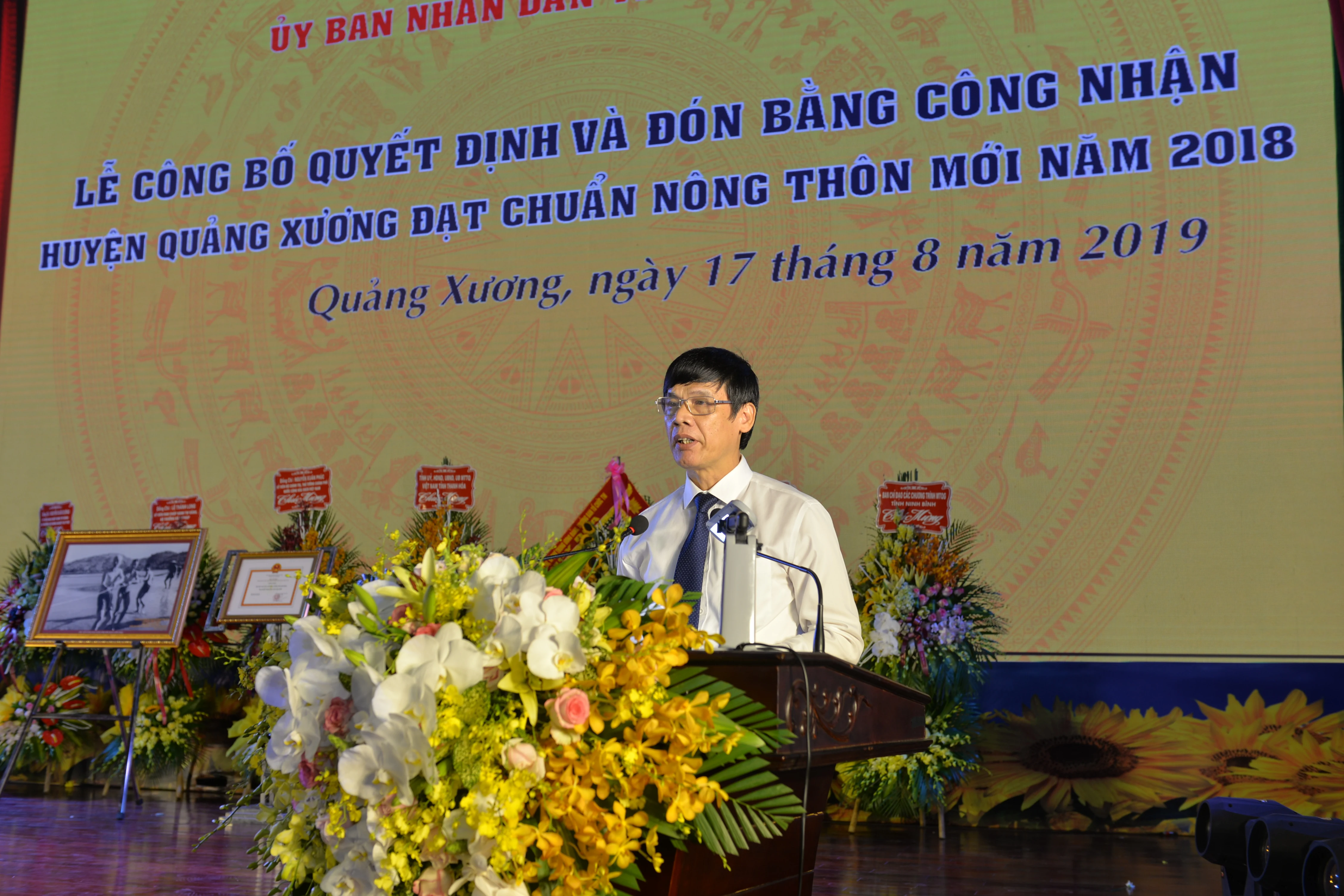 Quảng Xương đón Bằng công nhận huyện đạt chuẩn Nông thôn mới