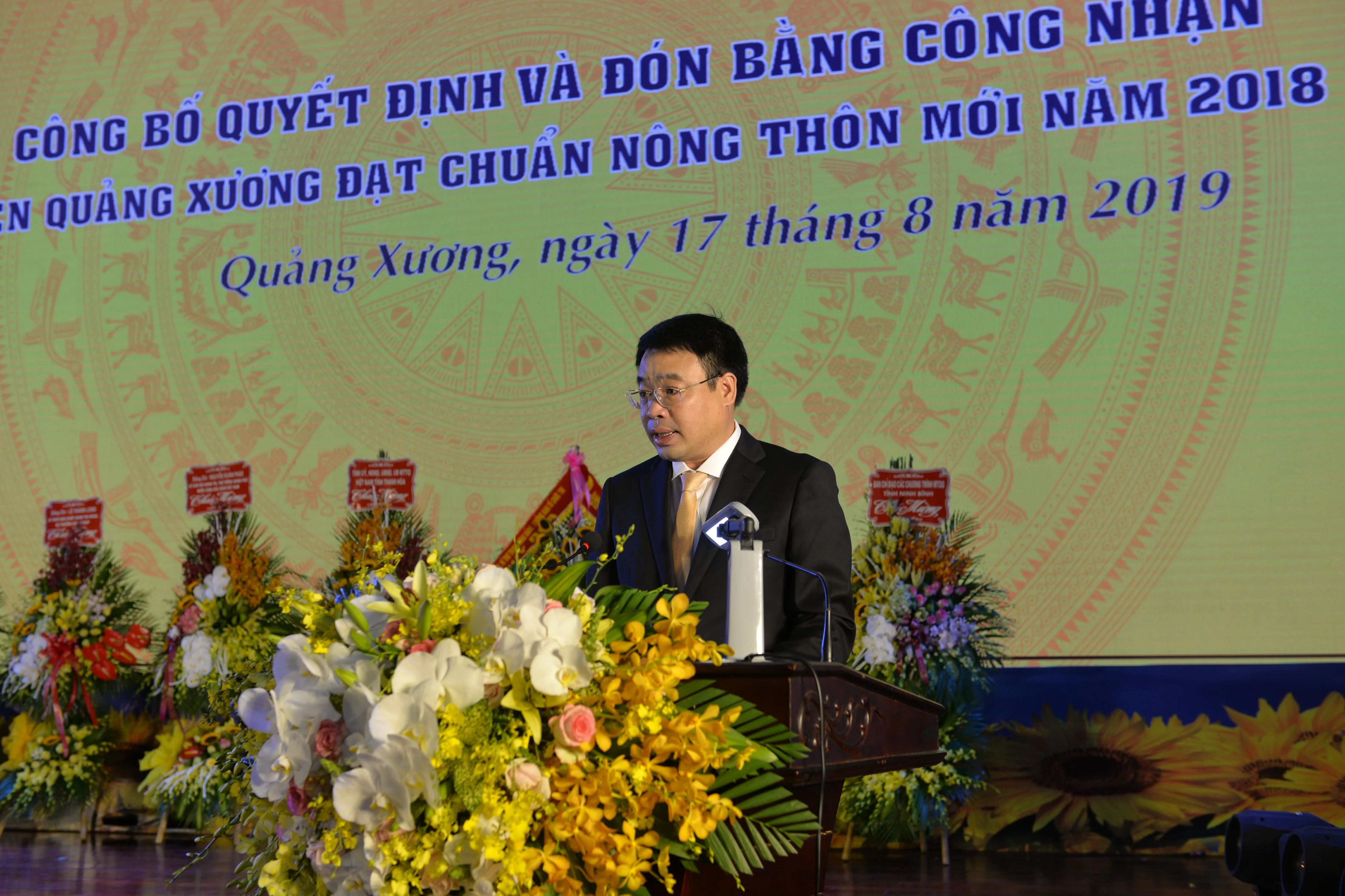 Quảng Xương đón Bằng công nhận huyện đạt chuẩn Nông thôn mới