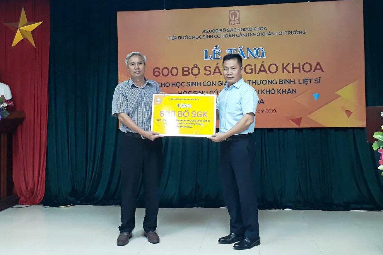 NXB Giáo dục tặng SGK cho học sinh Thanh Hóa và tặng thiết bị giáo dục cho các trường học vùng lũ Quan Sơn