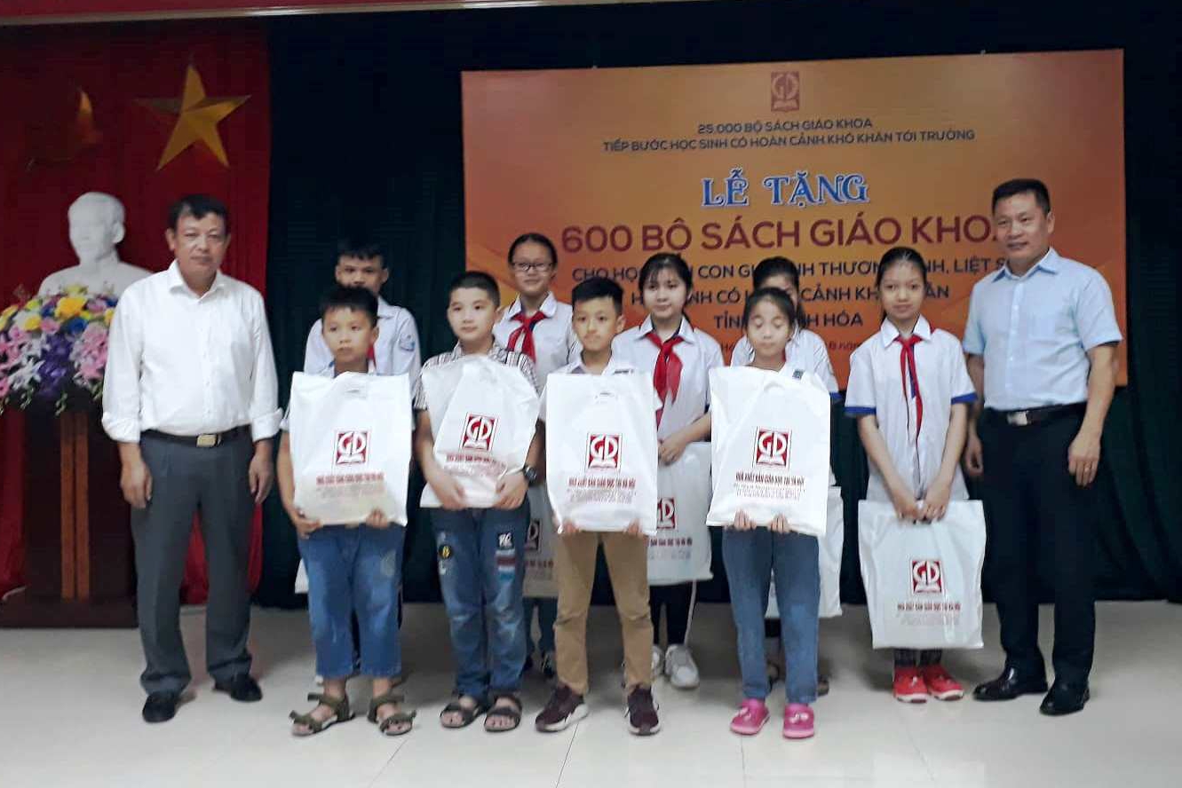NXB Giáo dục tặng SGK cho học sinh Thanh Hóa và tặng thiết bị giáo dục cho các trường học vùng lũ Quan Sơn