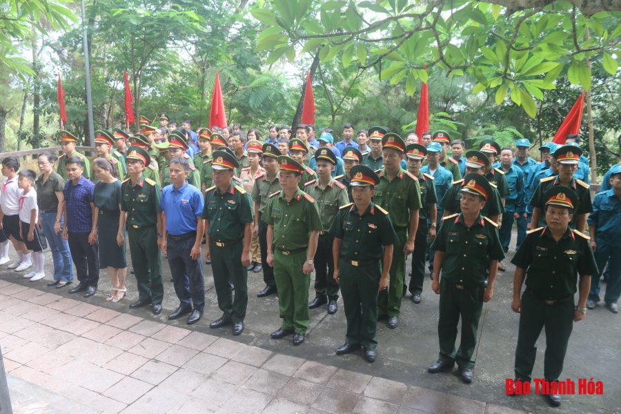 Đoàn Thanh niên, Công an, Ban Chỉ huy quân sự huyện Đông Sơn báo công dâng Bác