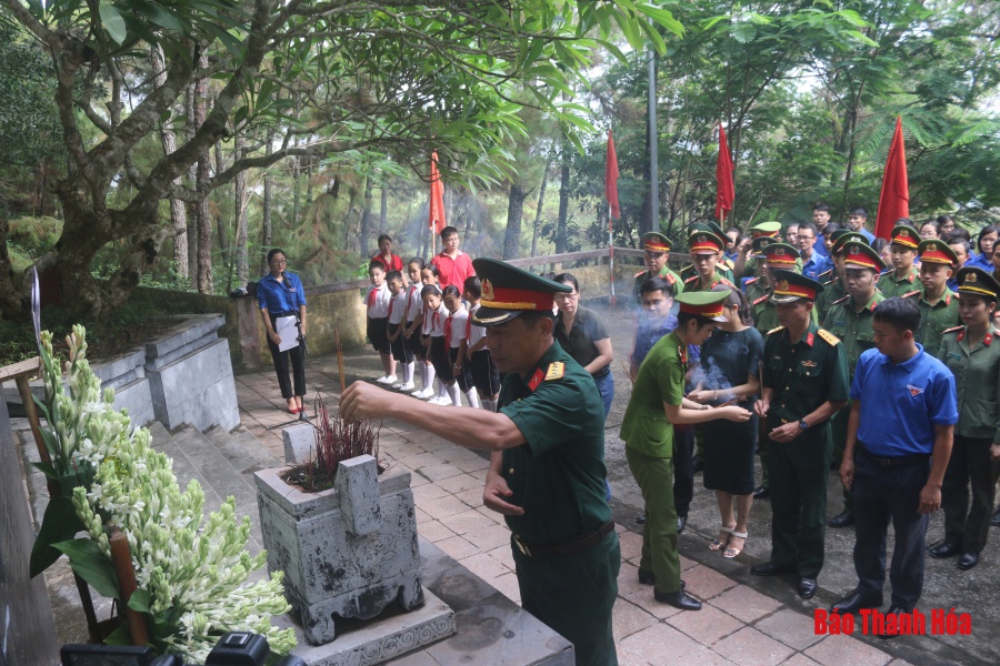 Đoàn Thanh niên, Công an, Ban Chỉ huy quân sự huyện Đông Sơn báo công dâng Bác