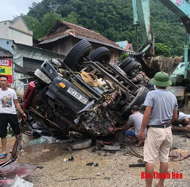Bị mất lái khi lao dốc, xe tải bị lật ngửa khiến 2 người thương vong