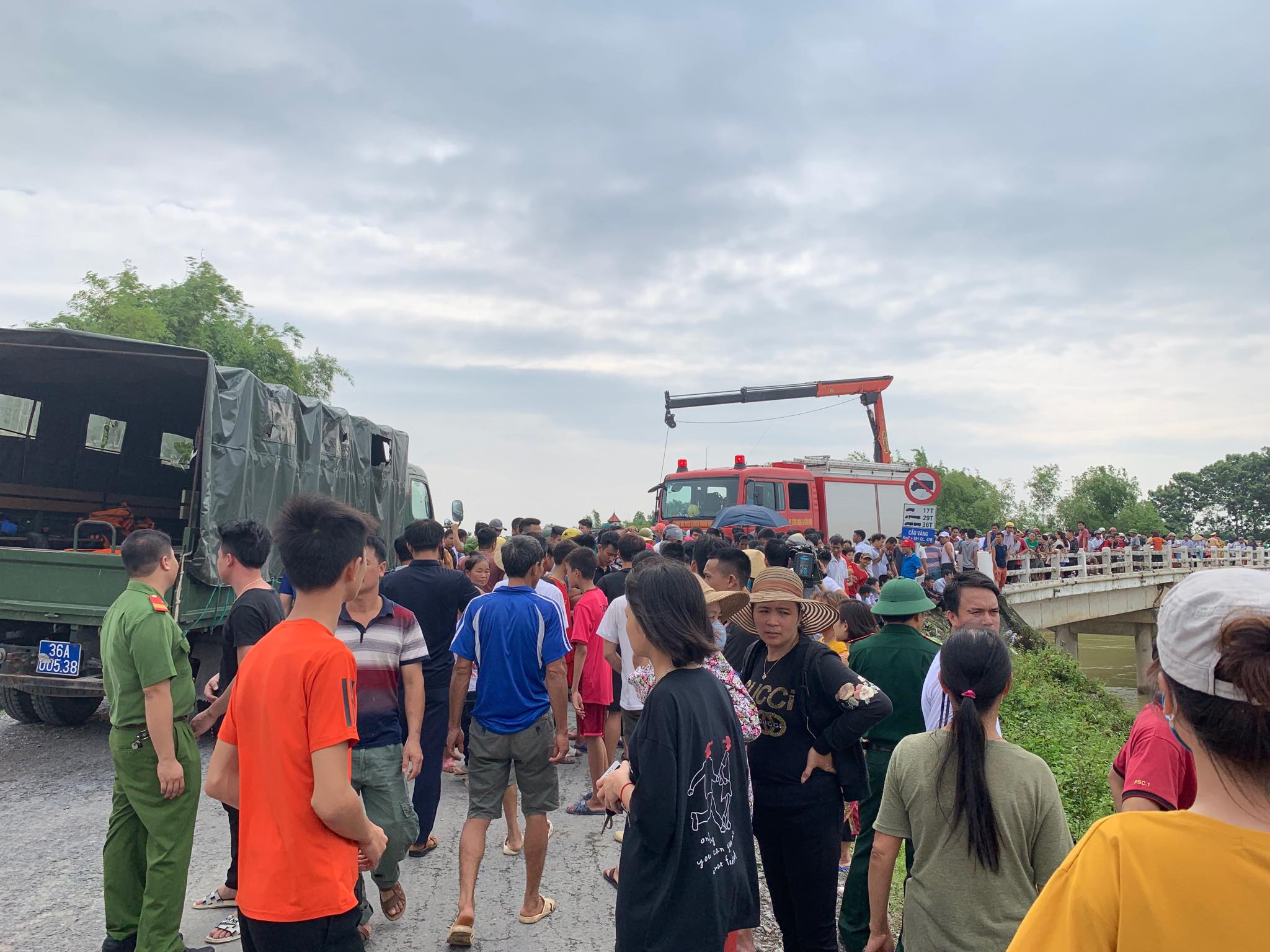 Ô tô lao xuống sông, 2 người mất tích trong dòng lũ