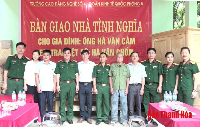 Bàn giao nhà tình nghĩa cho gia đình thân nhân liệt sỹ tại huyện Mường Lát