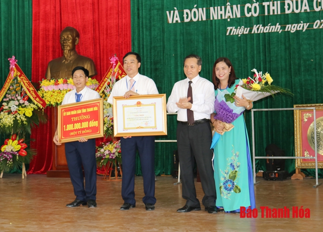 Xã Thiệu Khánh đón nhận quyết định công nhận xã đạt chuẩn nông thôn mới